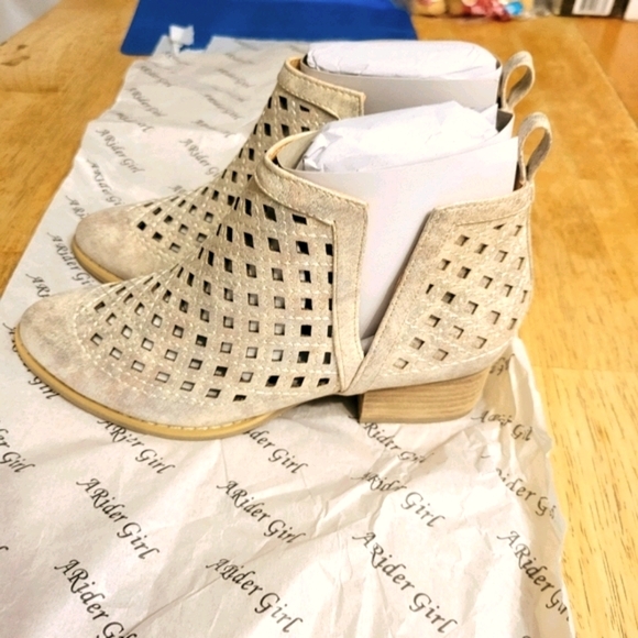 Abby NWT Metallic Lattice Bootie 6 - Picture 4 of 8